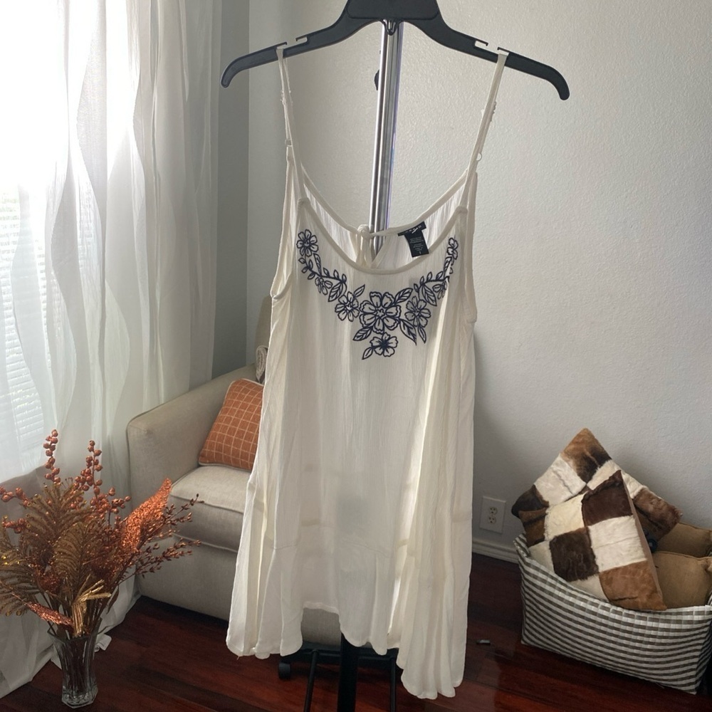 TORRID   floral thin strap tank top Embroidery Women’s Size 1 ( I - 22 )